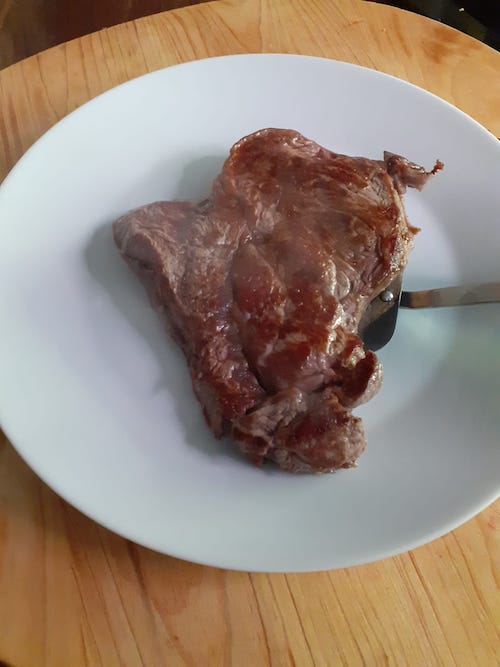 Cómo dorar la carne en una sartén de acero inoxidable